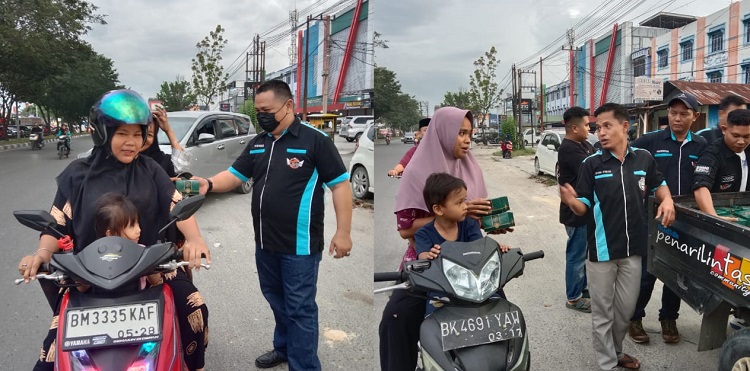 PLC pengda Pekanbaru Berbagi Takjil Gratis di Basecamp Jalan SM Amin