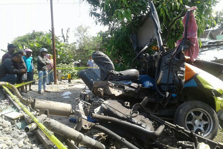 NGERI...Mobil Pikap Ditabrak dan Diseret KA hingga Ratusan Meter, Suami-Istri Tewas Mengenaskan