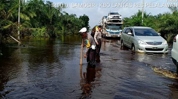 Air Surut, Jalan Lintas Timur Sumatera di Pelalawan Sudah Mulai Bisa Dilalui