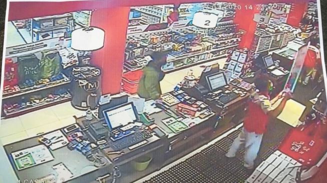 Ini Foto Momen Ketika Editor Metro TV Yodi Prabowo Beli Pisau Diduga untuk Bunuh Diri