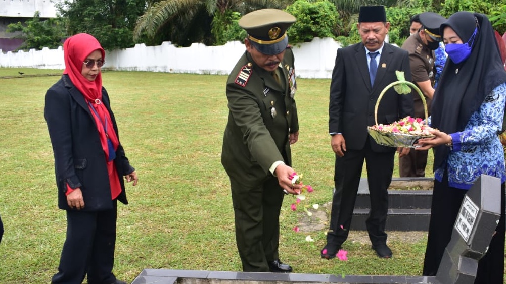 Sekda Inhu Hadiri Upacara Hari Pahlawan di TMP Indra Bhakti Pematang Reba