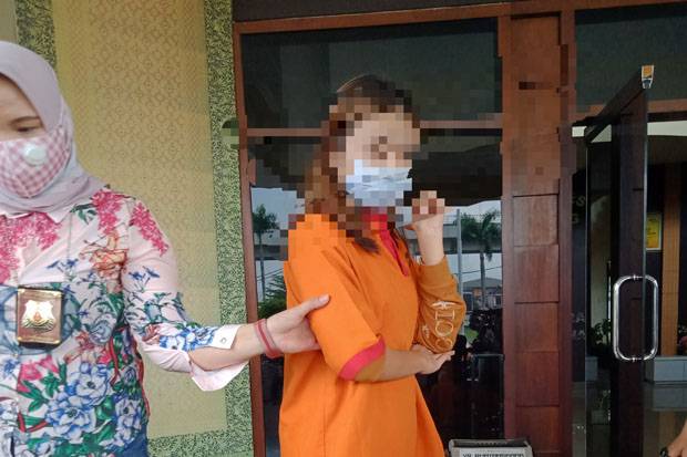 Jual Gadis Muda Rp500 Ribu ke Pria Hidung Belang, Wanita Cantik Ini Diamankan Polisi