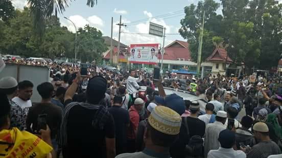 Ribuan Massa #2019gantipresiden dan Ratusan Polisi Hadap-hadapan di depan Masjid Agung Annur