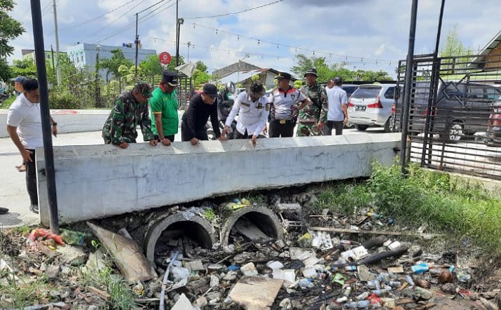 Pj Wali Kota Pekanbaru Patroli Sampah hingga Dinihari