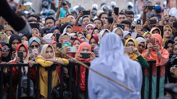 Ditangkap Polisi Syariah Berduaan di Kamar Hotel, Kepala Sekolah dan Wakilnya Dihukum Cambuk