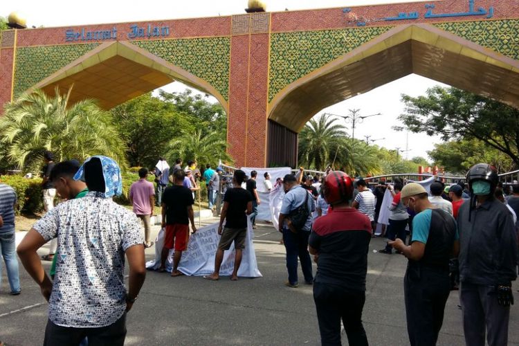 GAWAT...Neno Warisman Dihadang Massa di Gerbang Bandara SSK II Pekanbaru 