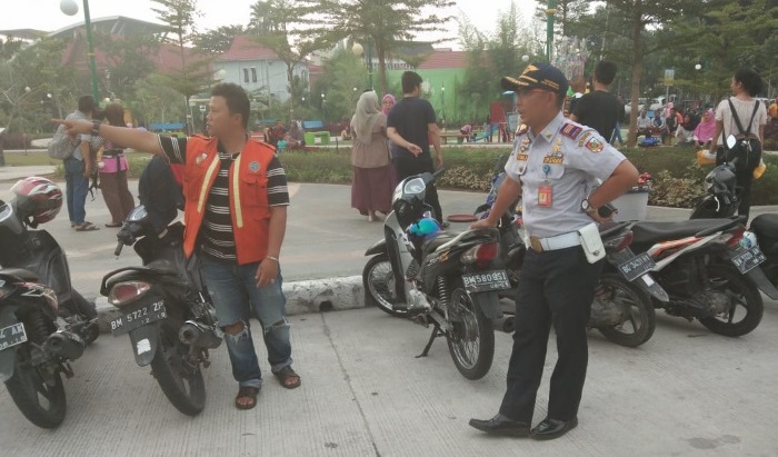 Pungut Parkir Motor Rp2.000 di RTH Kacamayang, 4 Juru Parkir Terancam Dipecat