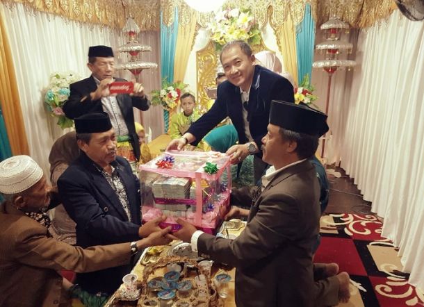 Heboh! Dinikahi Anak Pedagang Kerbau, Panaik Juragan Emas Jeneponto Rp500 Juta, Mobil, dan 200 Gram Emas