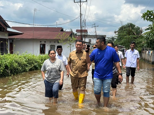 Wawako Pekanbaru Tinjau Lokasi Banjir dan Dapur Umum di  Limapuluh