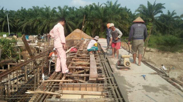 Permudah Warga, Dinas PUPR Rohul Bangun Jembatan di Desa Mahato