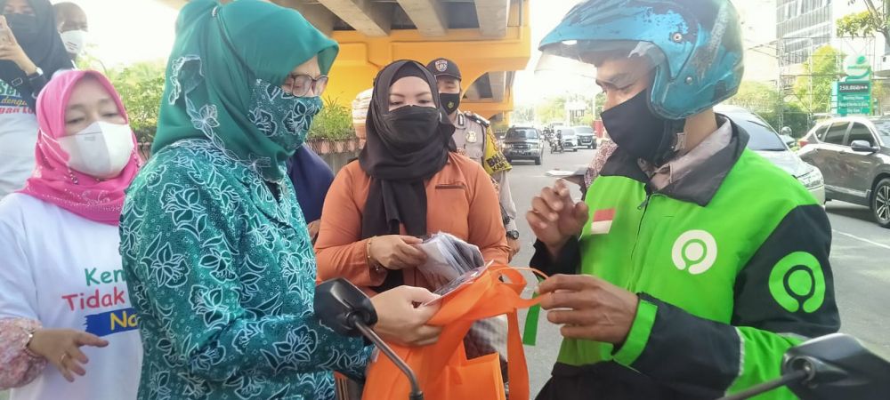Istri Wagub Riau Bagikan Masker dan Ajak Warga Terapkan Prokes Covid-19