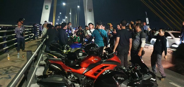 Polisi Amankan Ratusan Kendaraan  Mangkal di Atas  Jembatan Siak IV