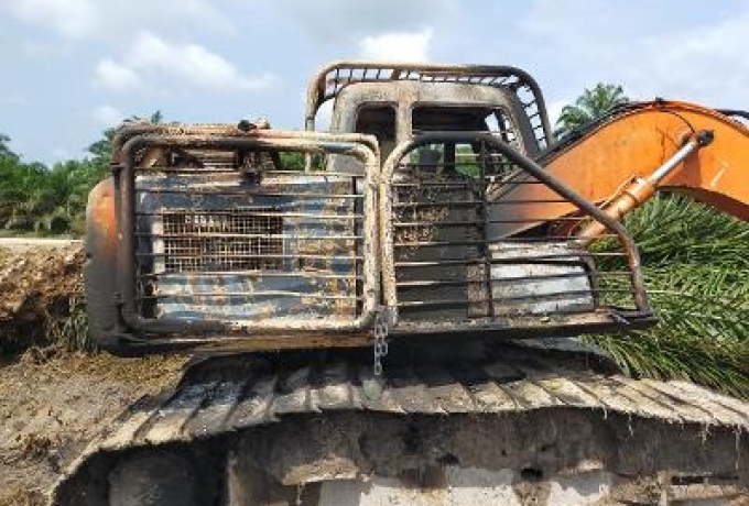 Dua Alat Berat  Dibakar  di Lokasi  Eksekusi Lahan Sawit di Gondai