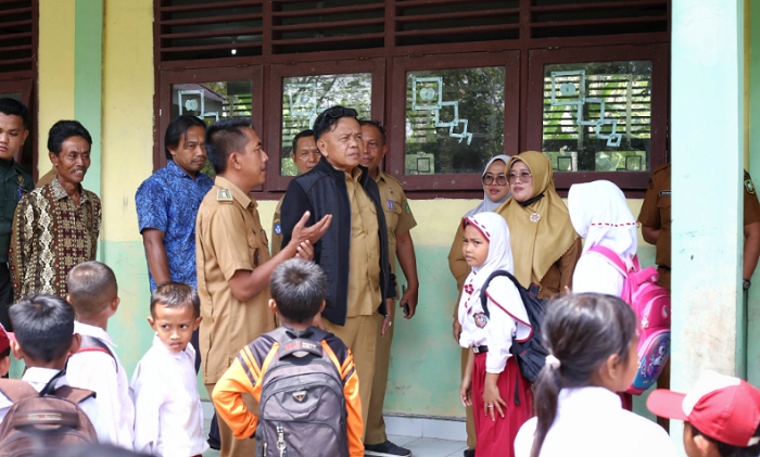 Bupati Asmar Bantu Sejumlah Fasilitas SD Negeri 17 Desa Kundur