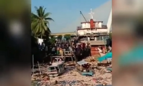 Ribuan Bungkus Mi Instan Penuhi Sungai Siak Pekanbaru, Warga Ramai-ramai Terjun...