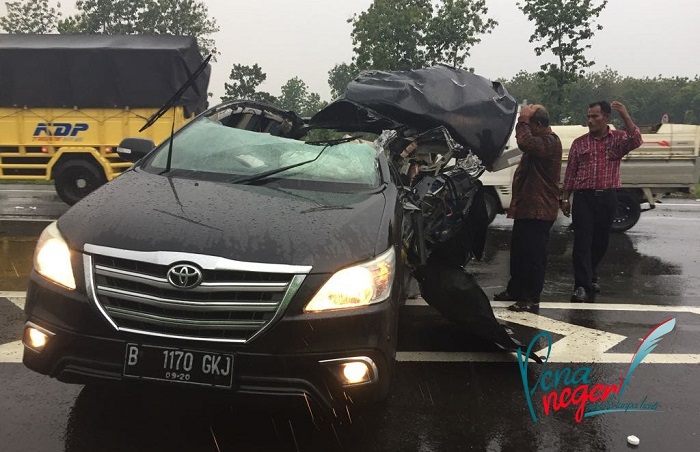 BRAKKK...Innova Tabrak Truk saat Hujan, Istri Bupati dan Dua Ajudannya Tewas Mengenaskan
