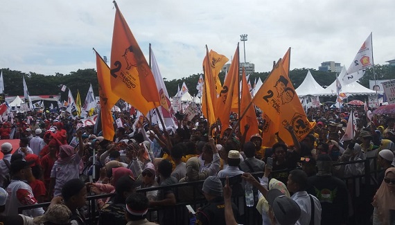 Ada Bendera Partai Golkar dan Erwin Aksa di Kampanye Akbar Prabowo di Karebosi Makassar