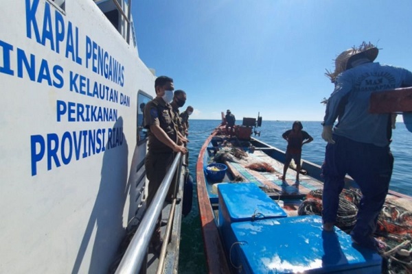 Tim Gabungan Lakukan Pemeriksaan Kapal Penangkap Ikan di Perairan Rohil