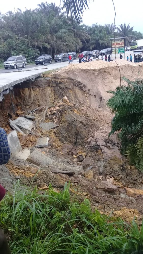 Jalan Lintas KM 70 Kandis Longsor, Ini Penampakannya