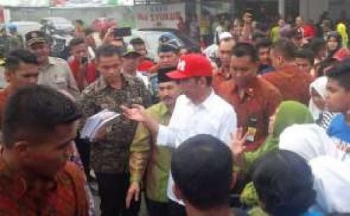 Ini  Protes Jamaah Saat Jokowi  Sholat Jumat di Islamic Center