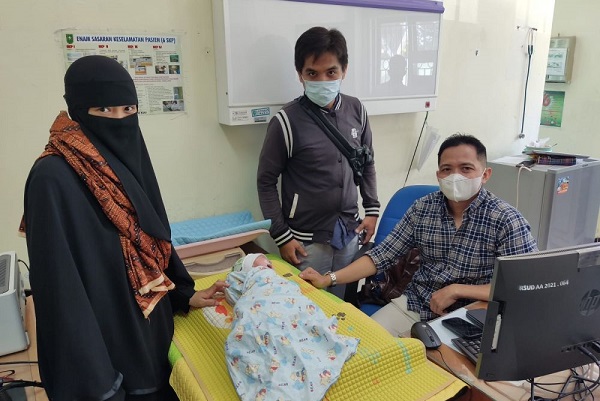 Tim Dokter RSUD Arifin Ahmad Pekanbaru Berhasil Operasi Bayi Kembar Siam Rongga Mulut