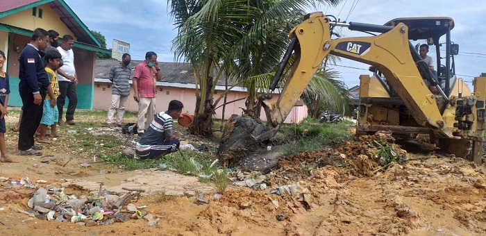 Keluhan Masyarakat Dijawab Tuntas Bupati HM Harris, Warga Juga Ikut Berpartisipasi Bersihkan Fasum