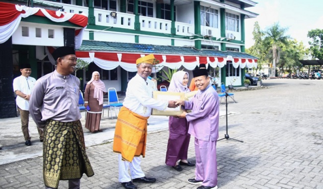Sekda Meranti Serahkan Hadiah Pemenang Lomba HUT RI Ke- 78