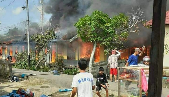 1 Rumah Bulatan dan 5 Rumah Petak Terbakar di Lorong Cinta Maju Tembilahan Barat