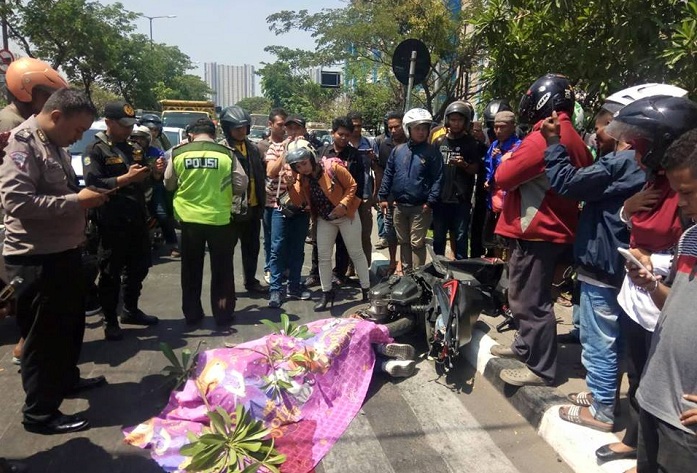 TRAGIS...Disenggol Truk, Mahasiswi Cantik Louisa Evangelita Viethananda Tewas Terjatuh dari Motor, Ini Fotonya