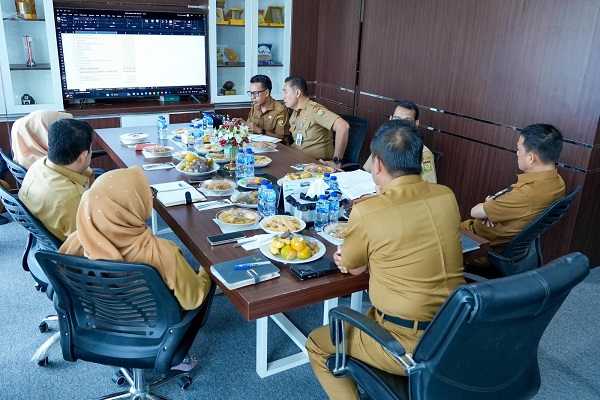 Bupati Kampar Pimpin Langsung Rapat TAPD Bahas Rekofusing Anggaran untuk Prioritas Pembangunan dan Penyelesaian Tunda Bayar