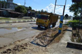 Rusak parah, Warga Kepenuhan Desak Pemkab Rohul Perbaiki jalan