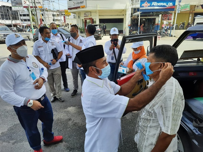 Tekan Angka Penyebaran Covid-19, YTMR & HAMI Riau Bagikan 1000 Masker di Pasar Bawah Pekanbaru