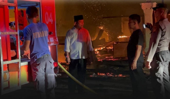 Kebakaran Hebat Hanguskan Puluhan Bangunan di Pasar Lama Pekan Tebih Rohul