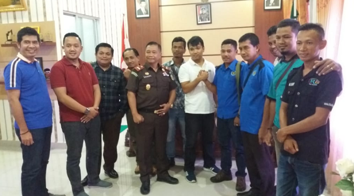 Disaksikan Kajari dan Ketua PWI, Rahman dan Jaksa Berdamai