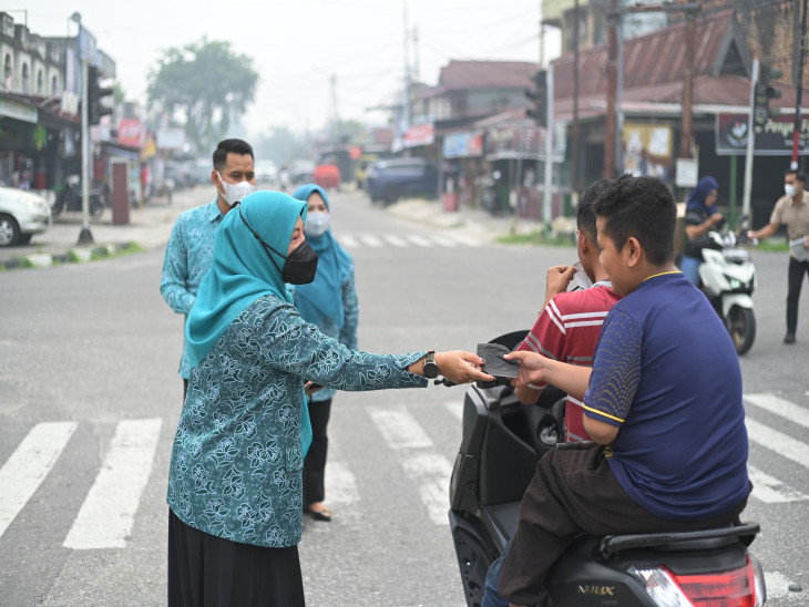 Menanggulangi Dampak Kabut Asap, Ketua TP-PKK Kampar Bagikan Masker ke Masyarakat