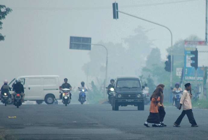 GAWAT...Diselimuti Kabut, Jarak Pandang Penerbangan di Riau Terbatas