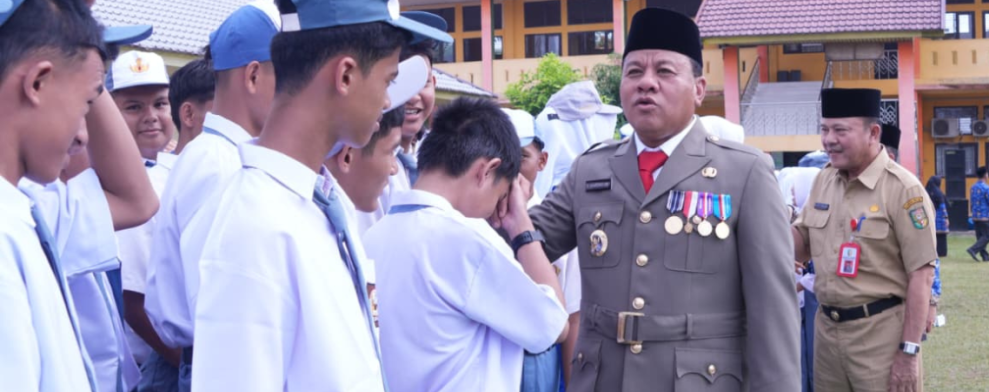 Bupati Suhardiman Amby Pimpin Upacara Sumpah Pemuda ke-97 di SMA Negeri 1 Kuantan Hilir