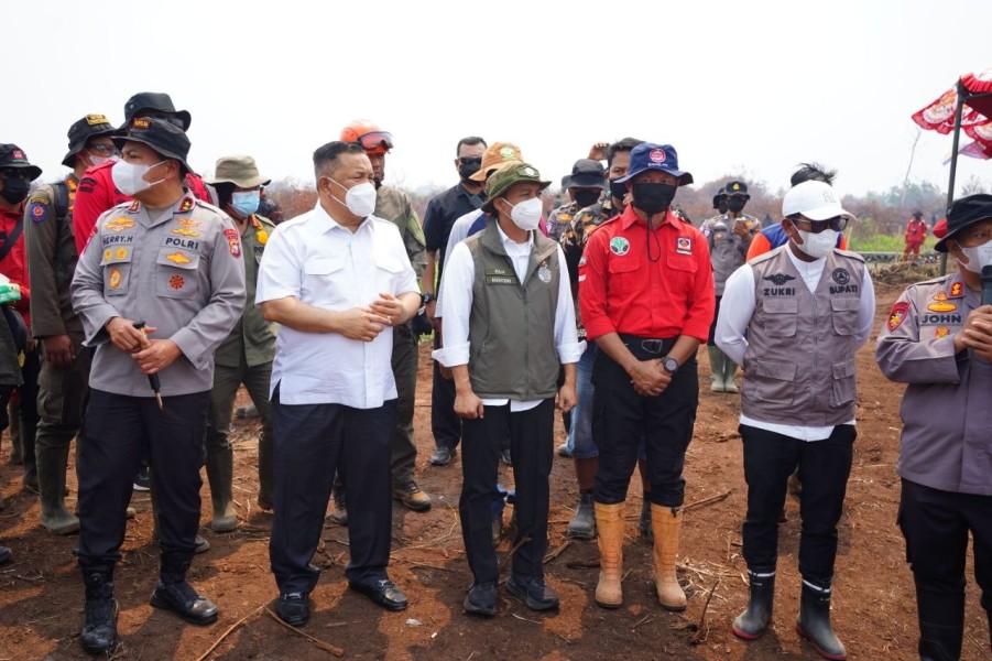 Plt Gubri SF Hariyanto dan Menhut Raja Juli Cek Pemadaman Gambut Kerumutan