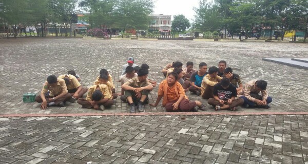 Bukannya Sekolah, Puluhan Siswa di Siak Ini Justru Asik Main di Warnet