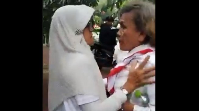 Pilpres Oh Pilpres, Emak-emak Kubu Jokowi - Prabowo Ribut hingga Saling Dorong dan Jambak