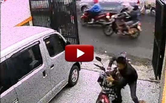 VIDEO: Nyaris Berhasil, Begini Detik-detik Maling Motor Apes Dihajar Warga...