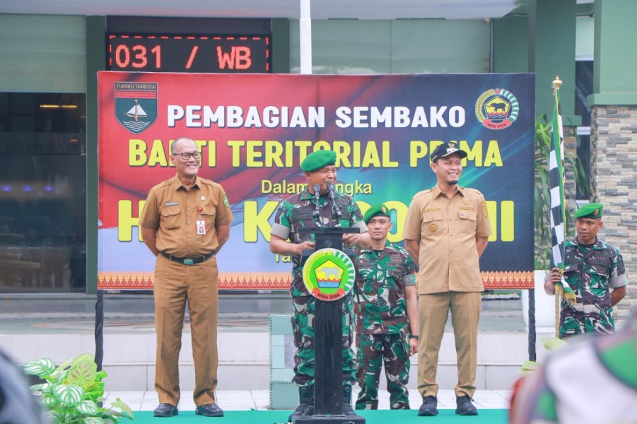 Dihadiri Walikota Pekanbaru, Korem 031/Wira Bima Bagikan Sembako Kepada Masyarakat