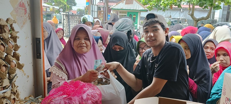 Sediakan Beras Sampai Cabai, Mobil Pak Iwan di Masjid An-Najah  Sakuntala Diserbu Kaum Ibu