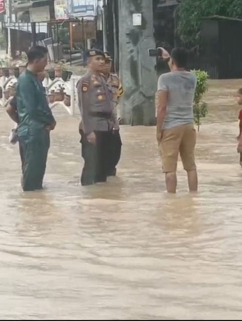 Gerak Cepat, Polres Rohul Bantu Warga di Lokasi Banjir