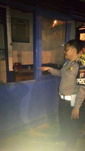 Sambil Tebar Ancaman, Puluhan Preman Hancurkan Pos Polisi di Jalan Riau Ujung