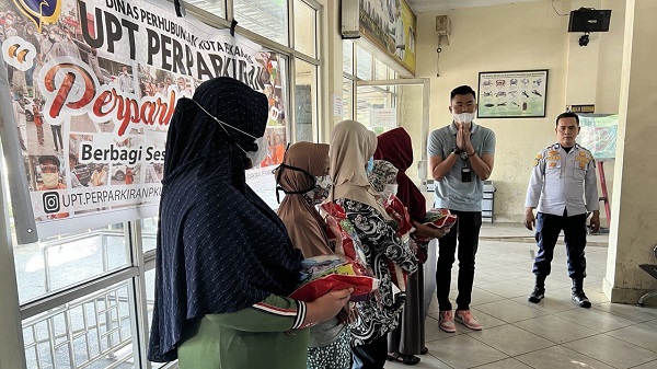 UPT Parkir Dishub Pekanbaru Bagikan 100 Karung Beras ke Warga Sungai Duku