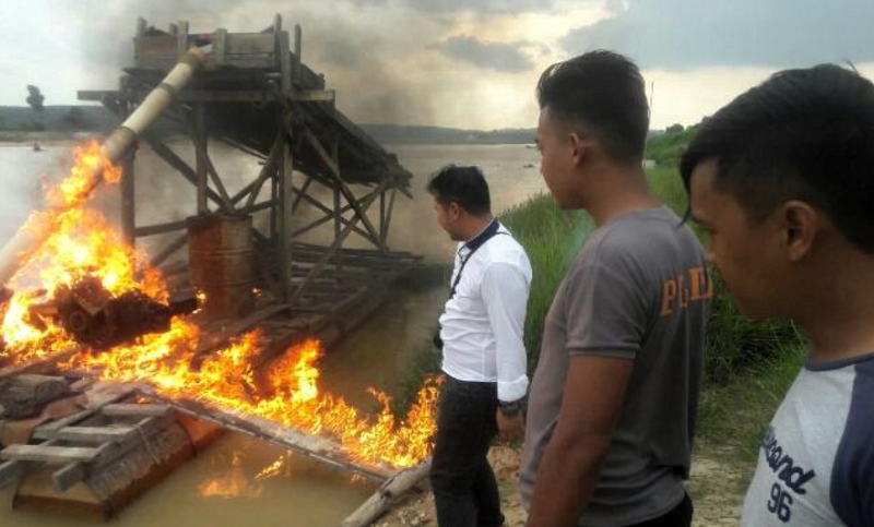 Dikejar Polisi, Pekerja PETI di Kuansing Nekat Berenang Lawan Arus Sungai Singingi