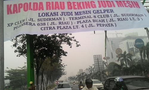 Spanduk Tudingan Kapolda Riau beking Judi Mesin Raib
