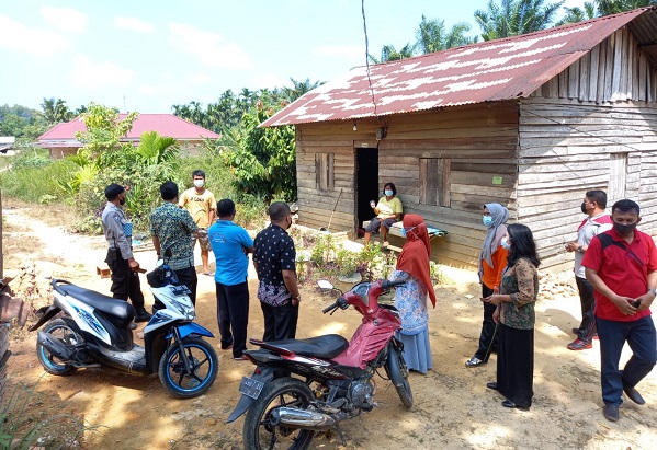 Terpapar Covid-19, 4 Orang Satu Keluarga  di Tenayan Raya Dievakuasi Satgas ke LPMP Jalan Gajah