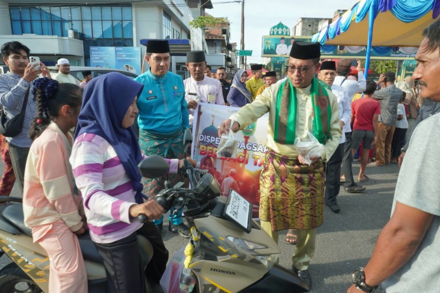 Geliatkan Ekonomi UMKM, Pemkab Rohil Buka Pasar Ramadhan 1447 H: Sekda Bagi-bagi Takjil Gratis